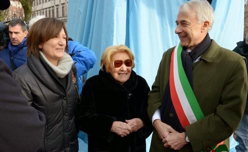 Ringraziamento del Comune di Milano per il dono alla città del monumento a Roberto