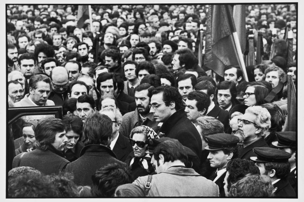 3 febbraio 1973, attorno al feretro di Roberto Franceschi. Fotografia di Carla Cerati