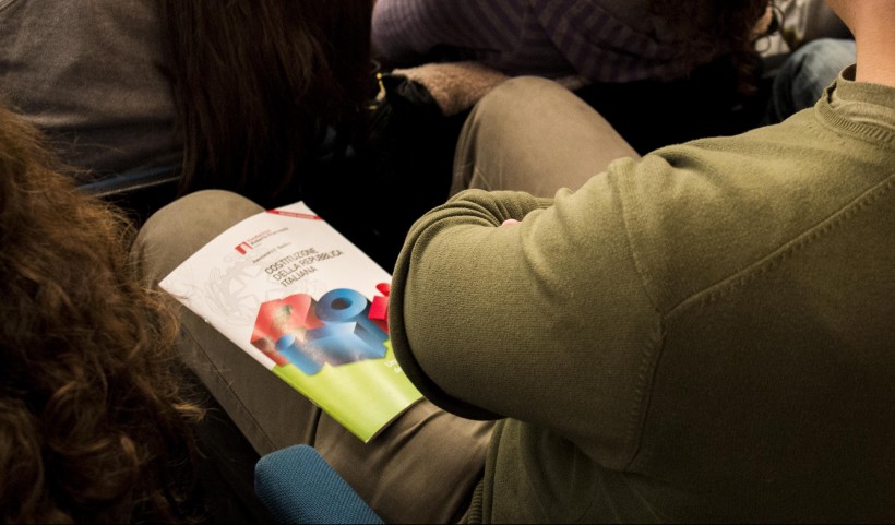 studente con Costituzione