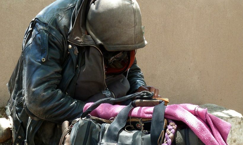 Quando i senza dimora sono migranti e nuovi poveri: come cambia il lavoro di chi li aiuta sulla strada