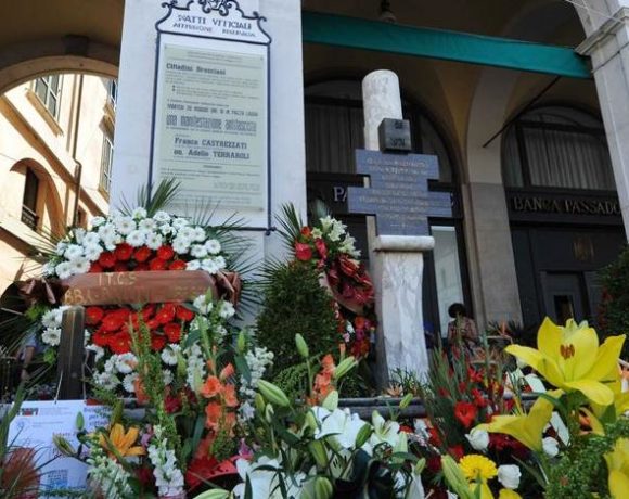 fiori in piazza della Loggia a Brescia