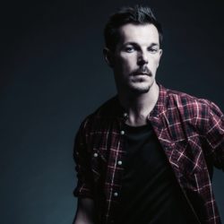 Marco Brinzi racconta “Autobiografia di un picchiatore fascista”, lo spettacolo che vedremo il 23 gennaio alla Bocconi nella serata in ricordo di Roberto