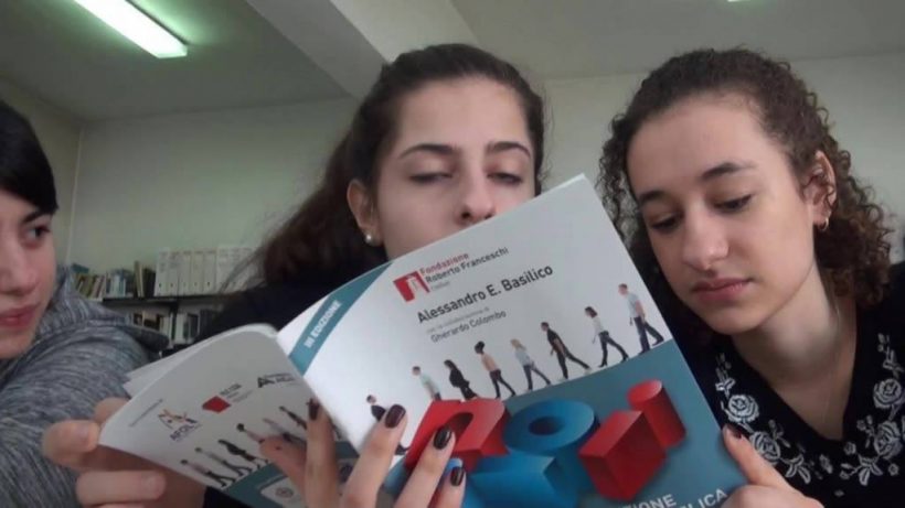 studentesse leggono Costituzione commentata