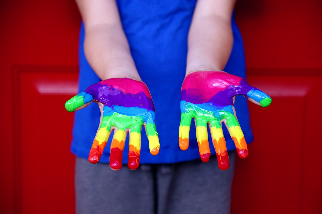 mani colorate arcobaleno